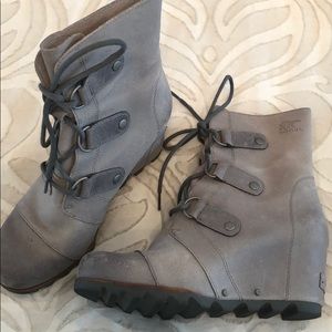 Women’s gray Sorel boots - 8.5